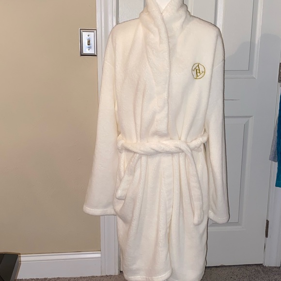 ⭐️ Adrienne Vittadini Robe ⭐️ - Picture 2 of 9